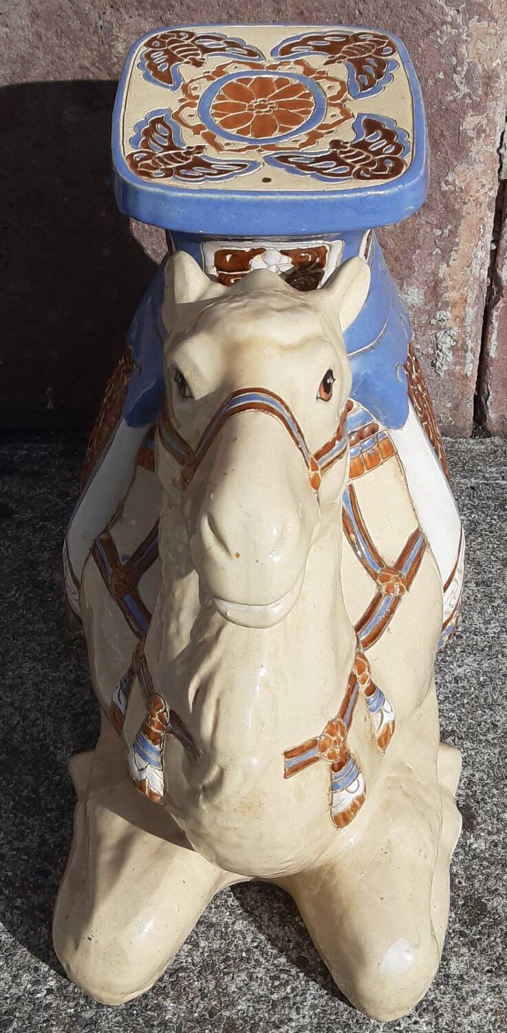 Camel side table in ceramic