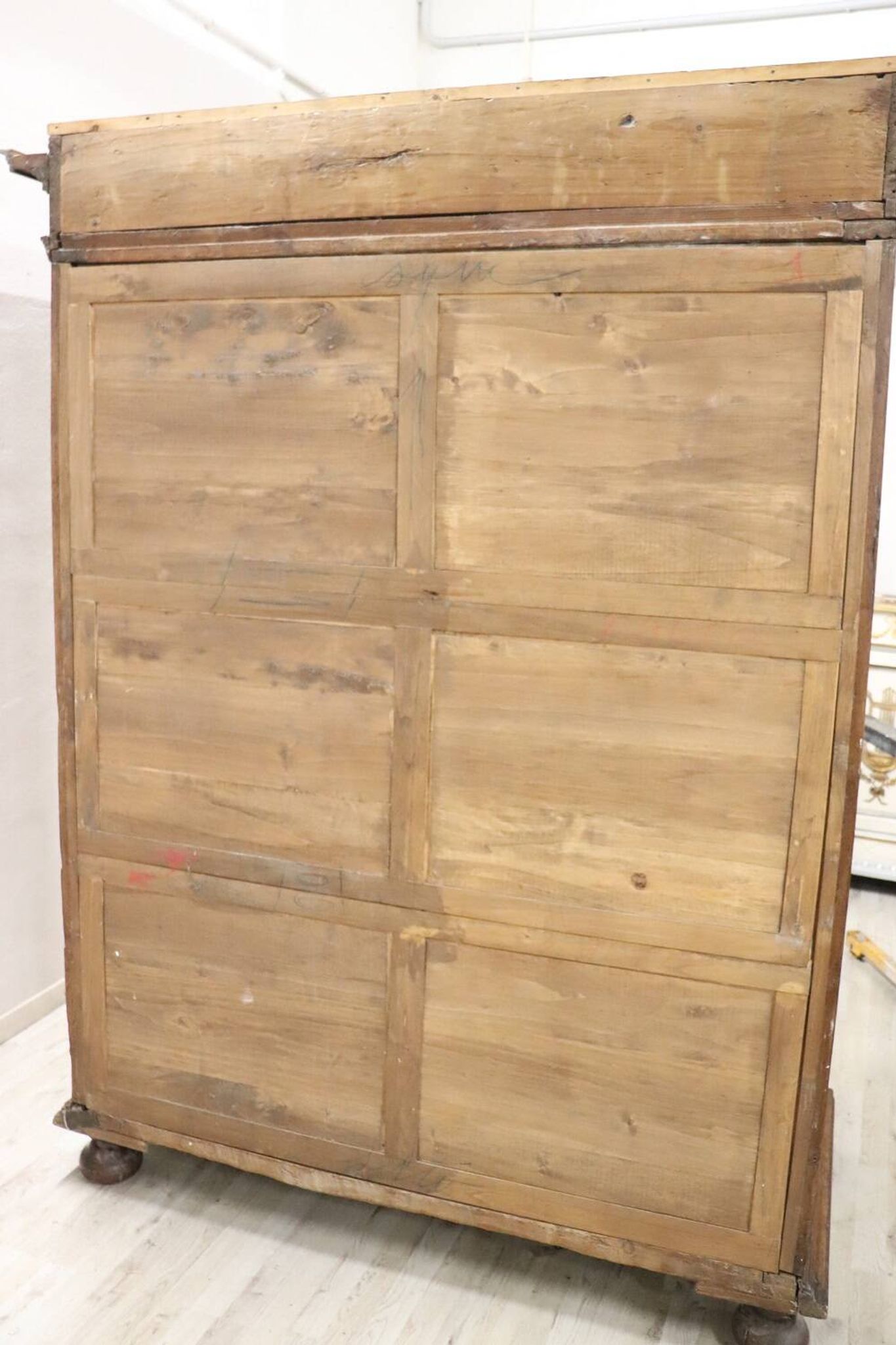 Armoire à Secret Du 17ème Siècle En Noyer