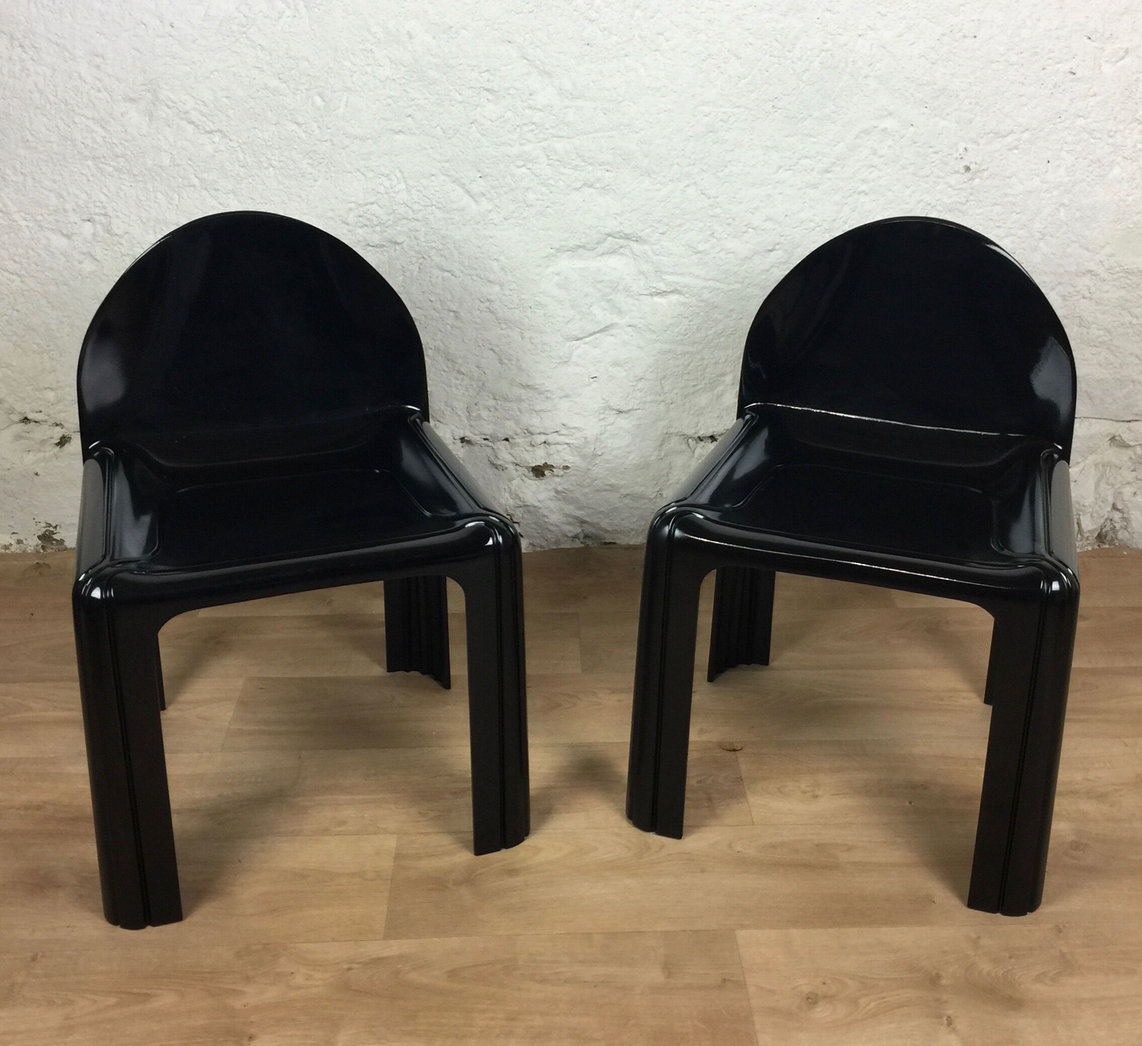 Pair of chairs n°4854 by Gae Aulenti