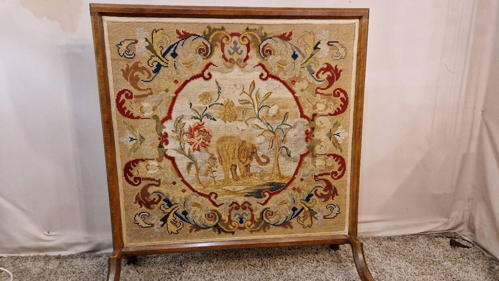 Pare-feu avec tapisserie