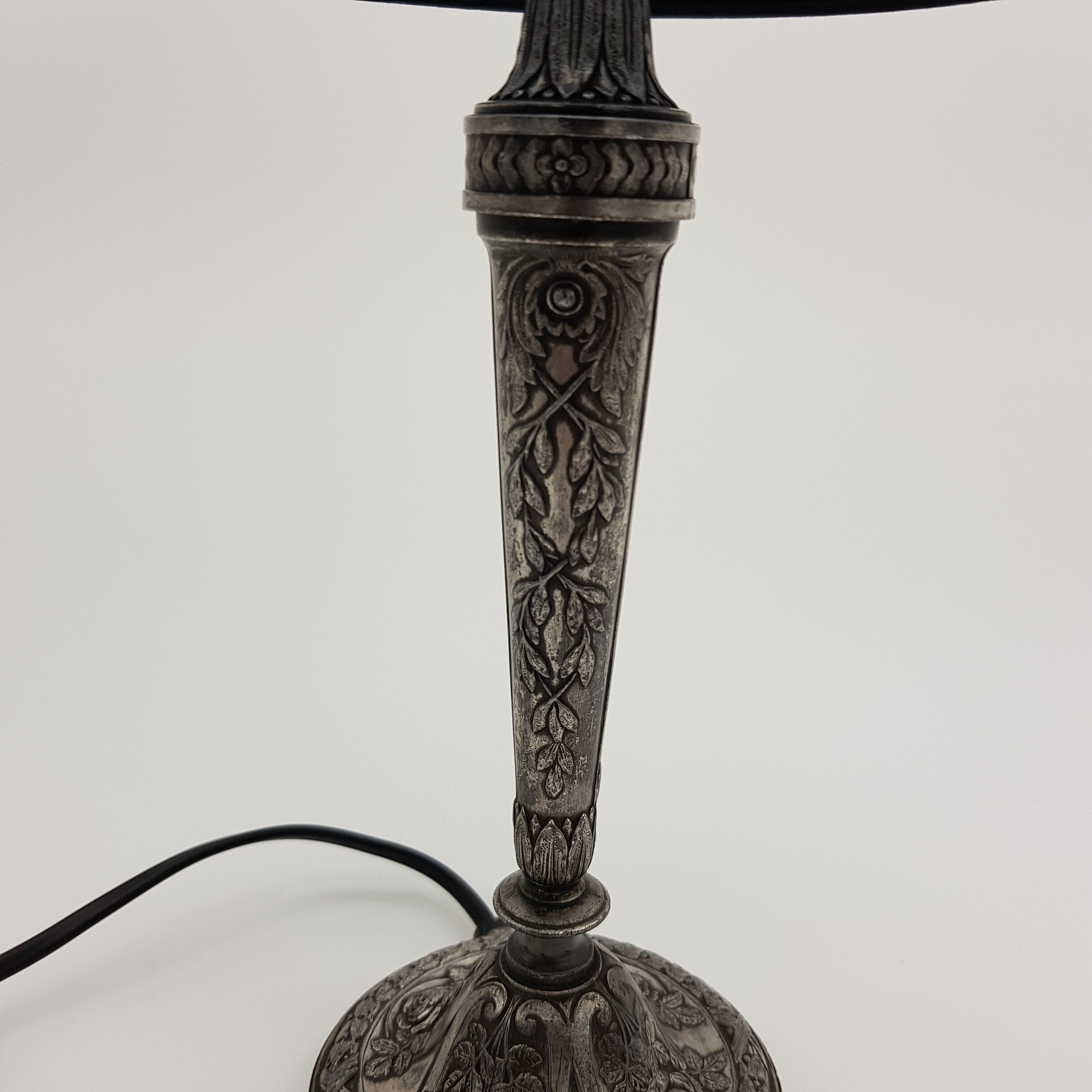 Bedside lamp in silver regulé rose decoration