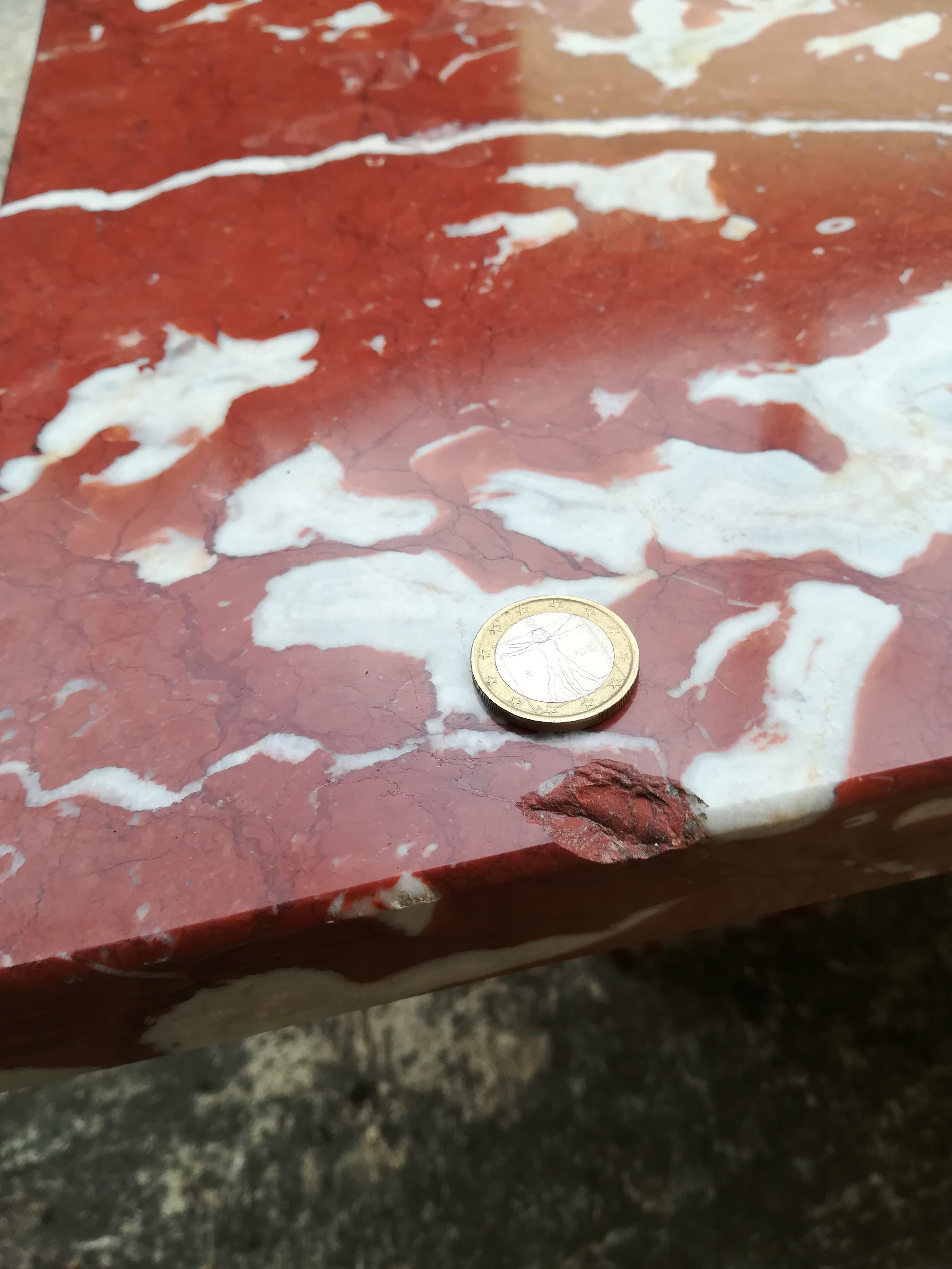 Table basse en marbre rouge