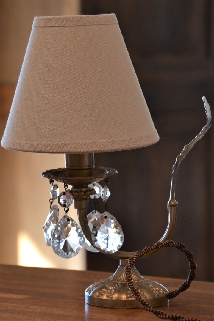 Golden table lamp with crystal tassels