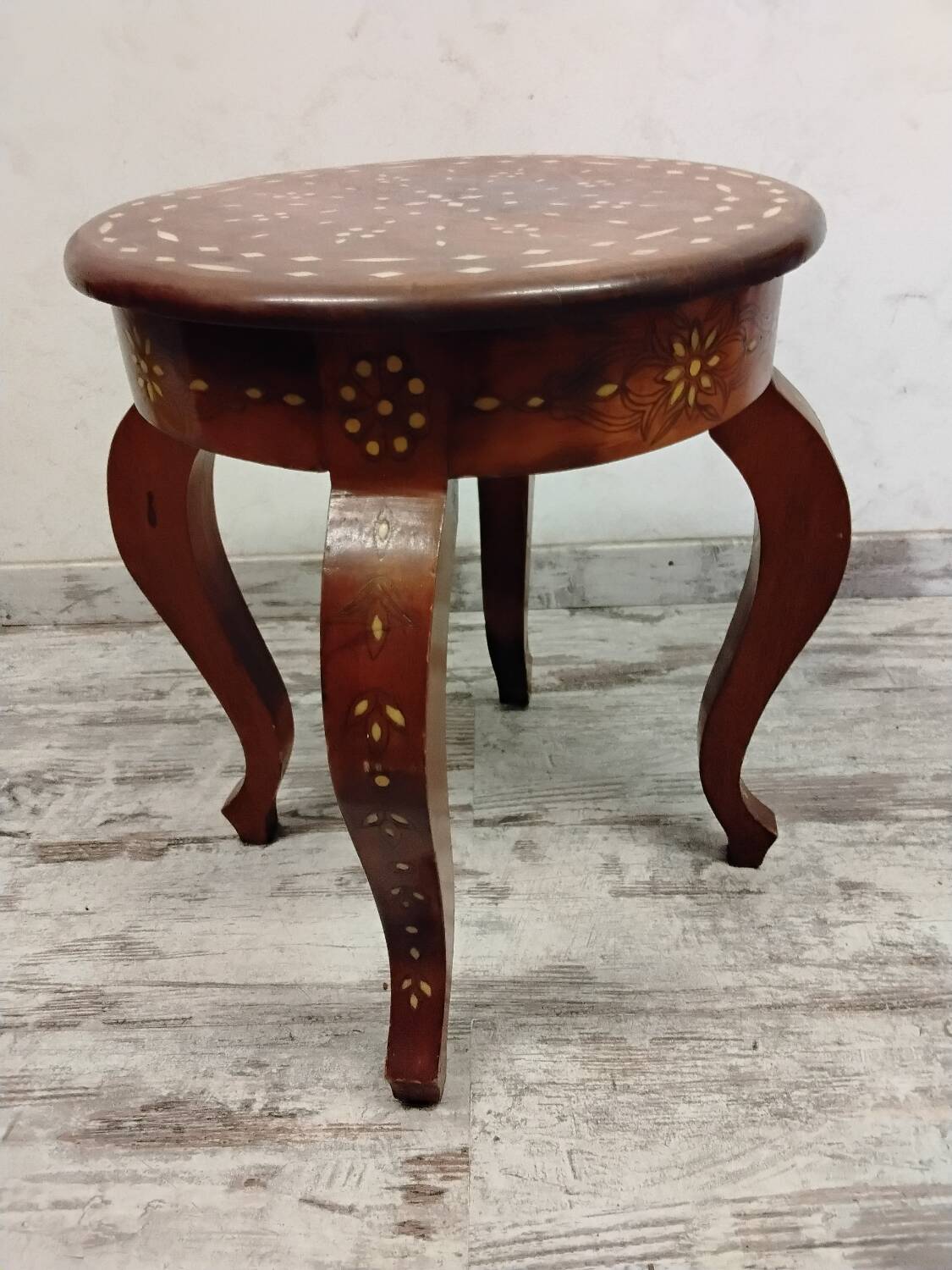 Small side table, pedestal table