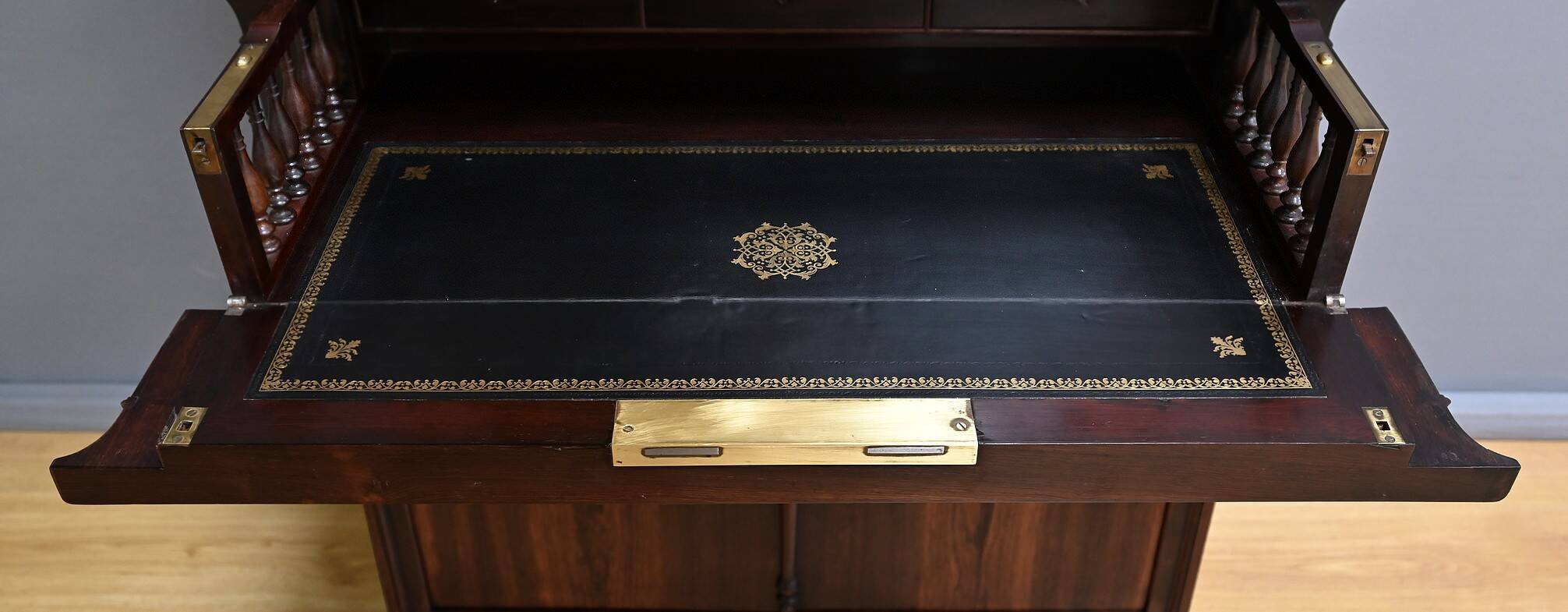 Small Rosewood Display Cabinet – Part 2 of the 19th Century