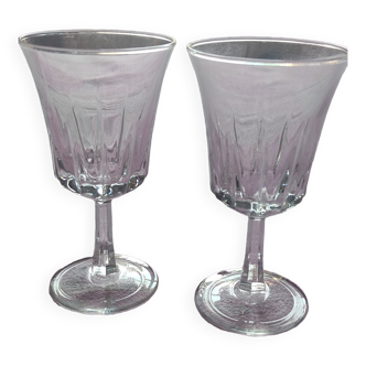 2 wine glasses