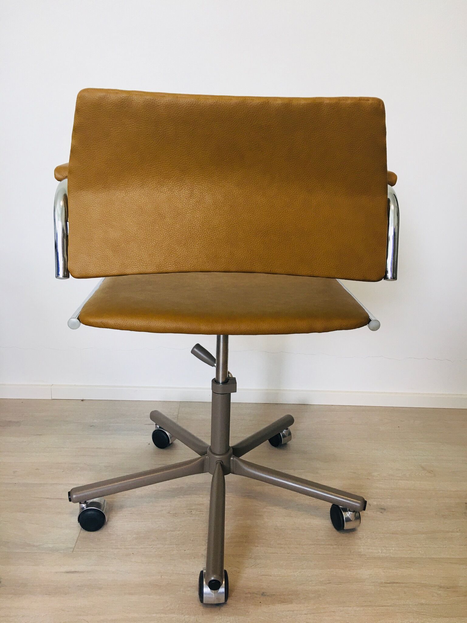 Chaise de bureau moutarde vintage de Kovona, 1986