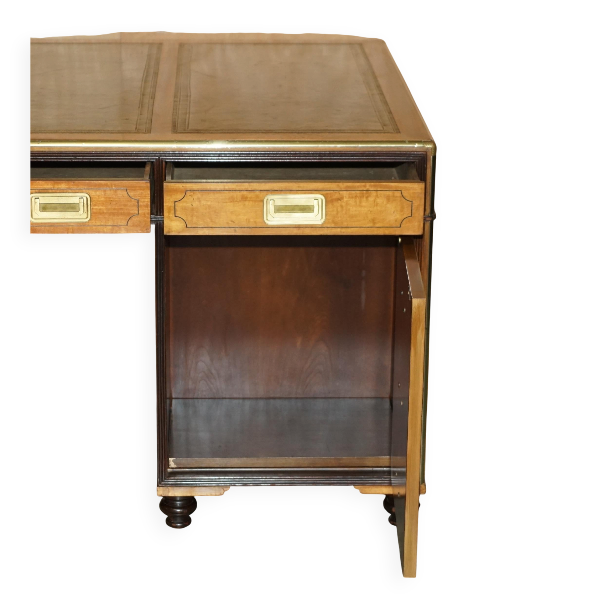 Partner desk with extra large double-sided base