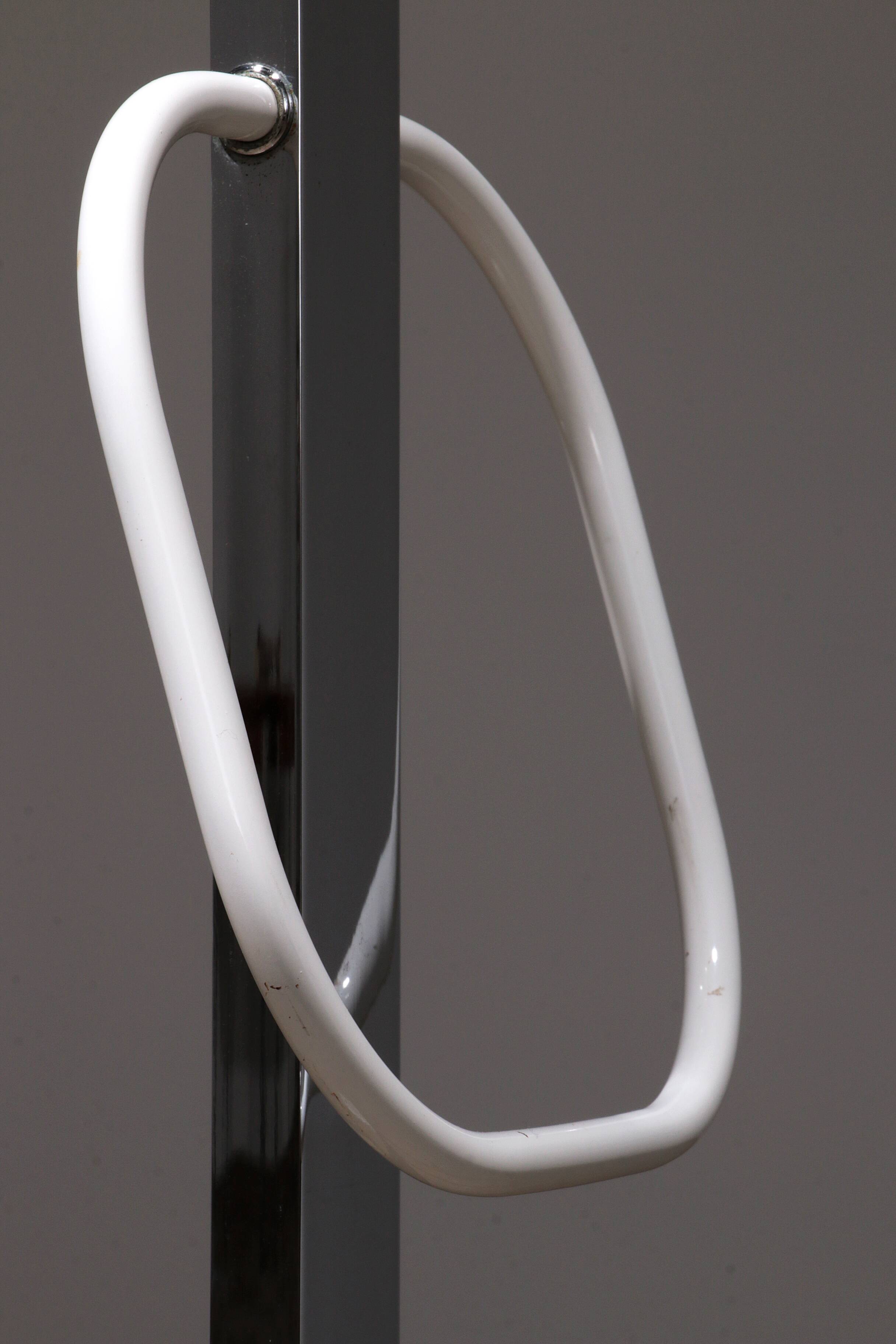 Italian Design Coat rack with white marble base and chrome uprights, 1970