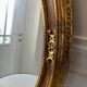 Grand miroir oval en stuc doré vintage