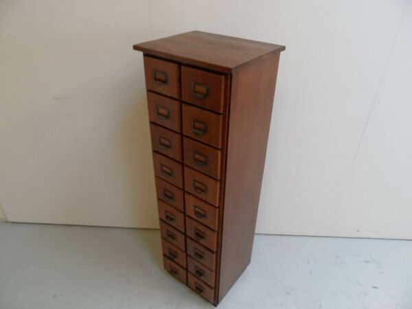 Cabinet de pharmacie en chêne ancien avec tiroirs