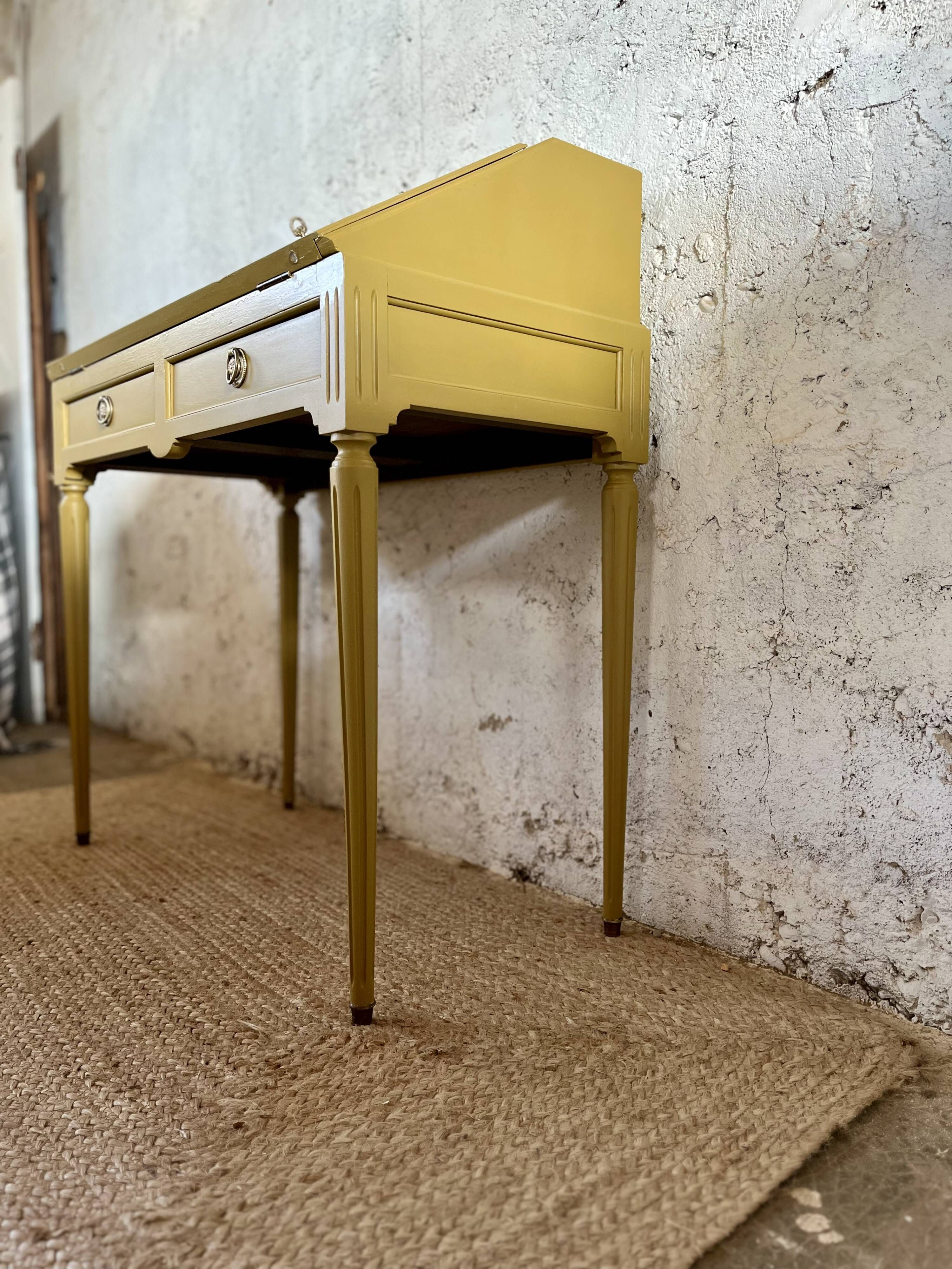 Petit bureau secrétaire style Louis XVI jaune moutarde