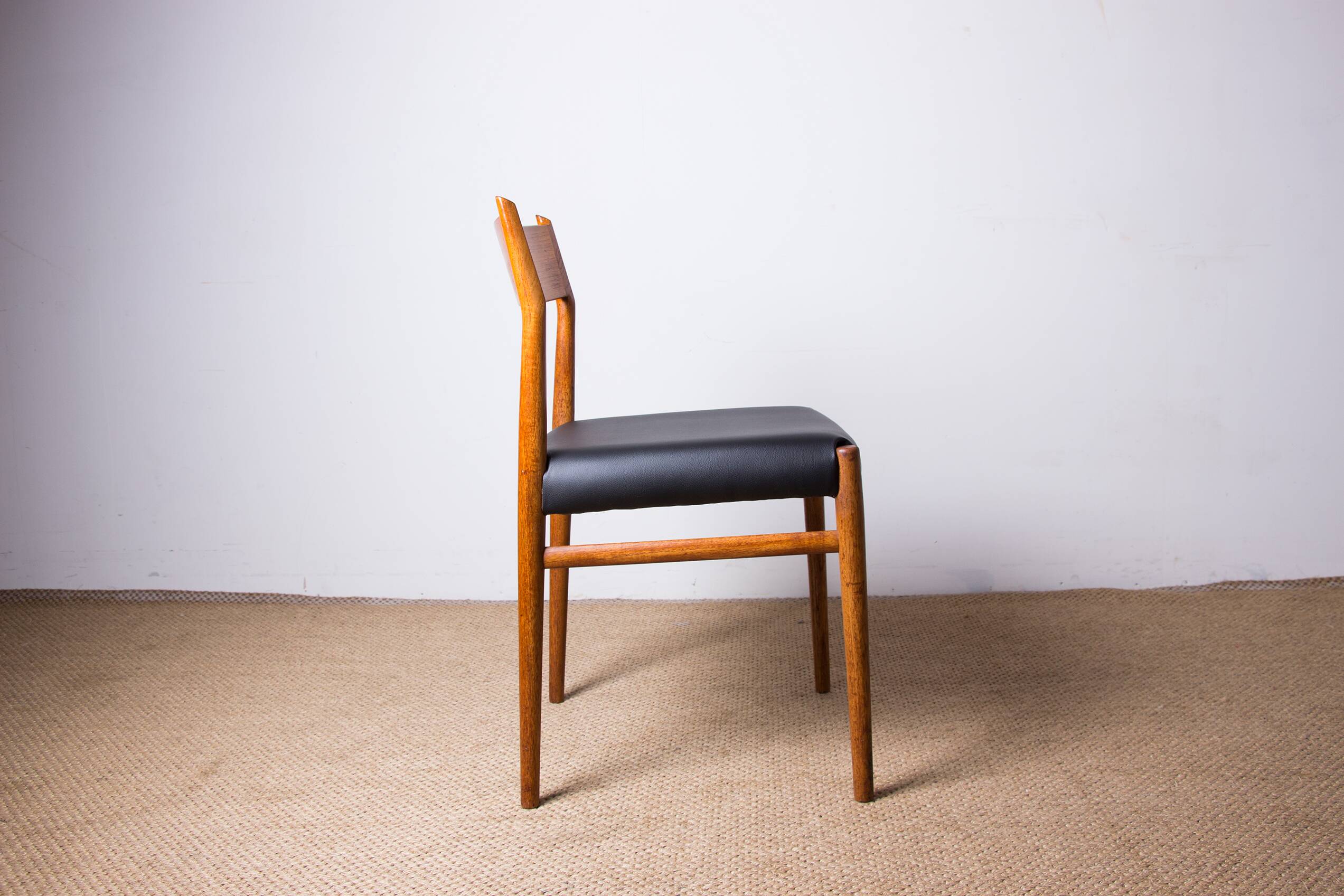 6 Danish chairs in teak and new skai, model 418 by Arne Vodder 1960.