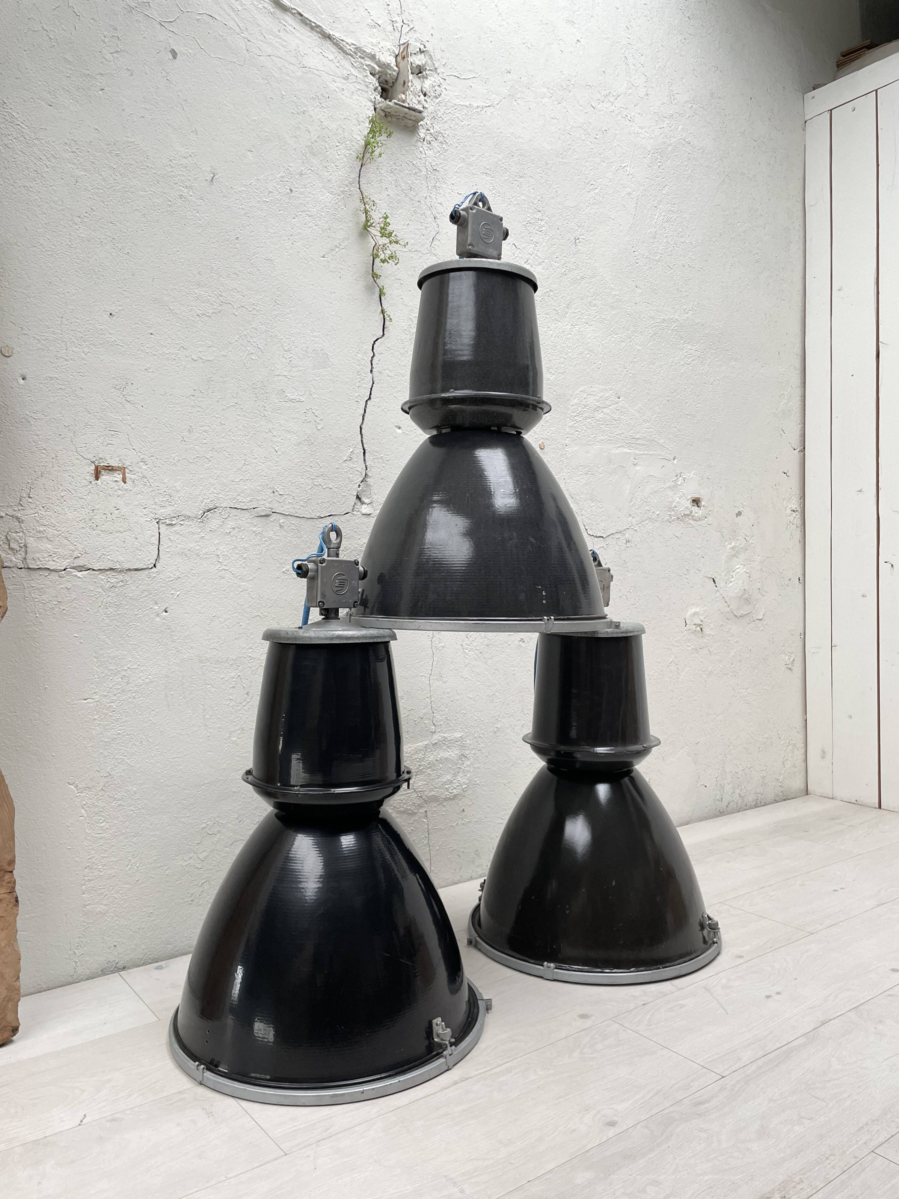 Suite de trois lampes industrielles.