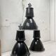 Suite de trois lampes industrielles.
