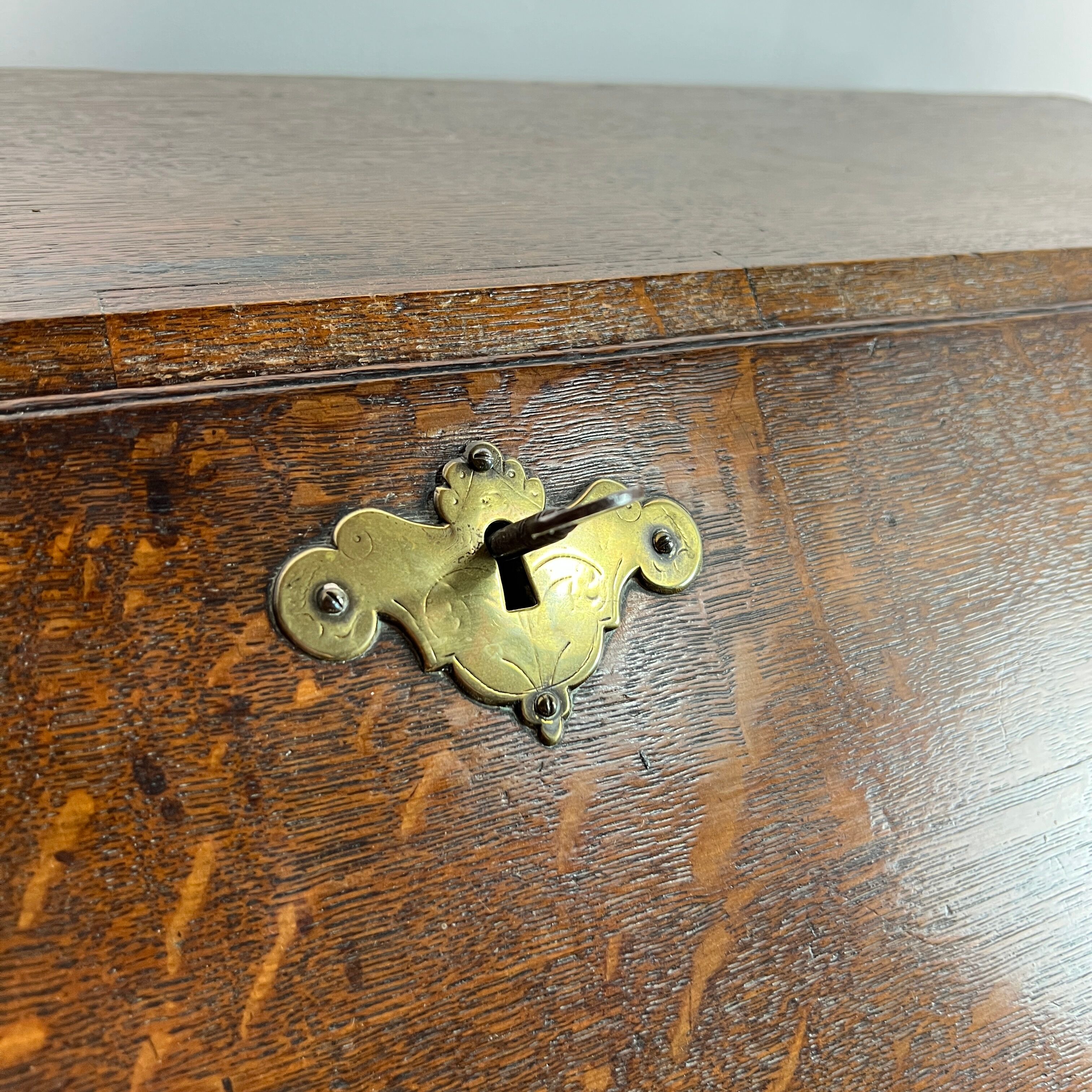 Slant-front desk, chest of drawers, English George III writing desk in oak - 19th century