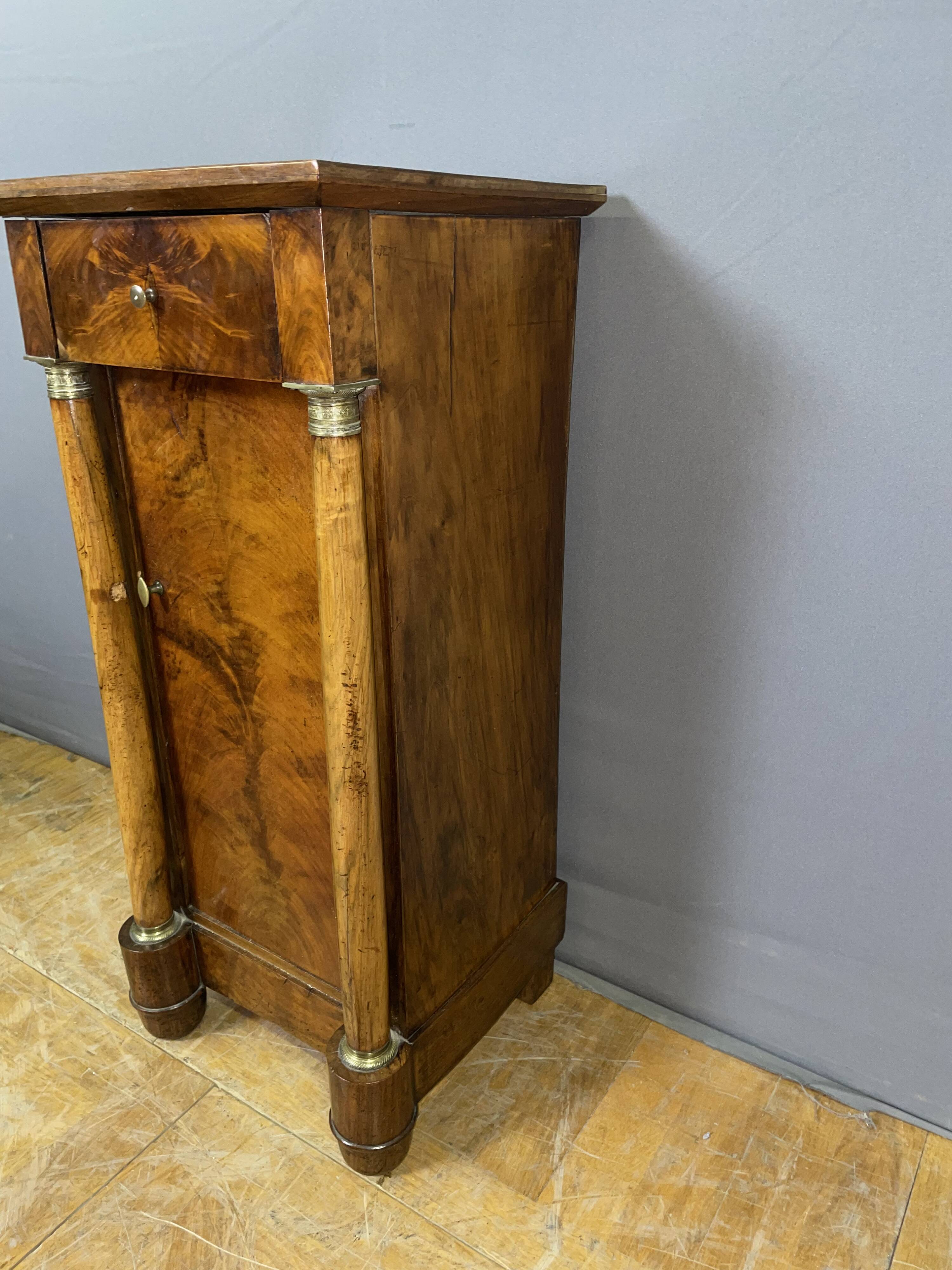 Chevet d'époque Empire en Noyer à Colonnes détachées