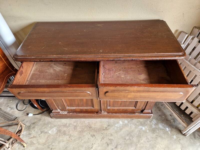 Mahogany and mahogany veneer sideboard - English work from the Victorian period - Circa 1870-1880