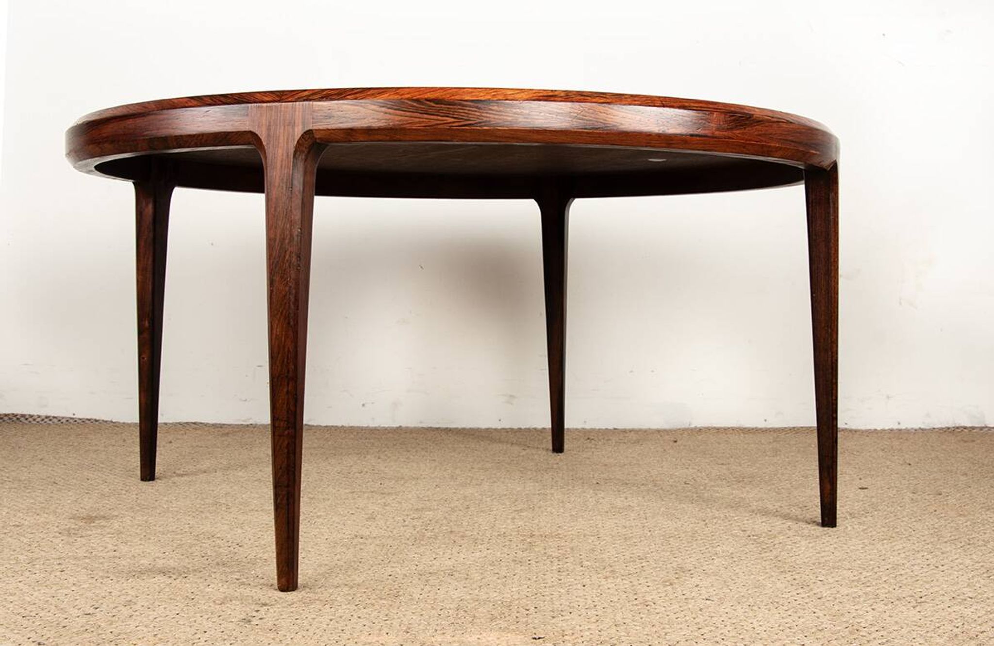 Danish round rosewood coffee table model 283 by Johannes Andersen.