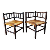 Paire de chaises d'angle en bois tourné et paille, France milieu XXe