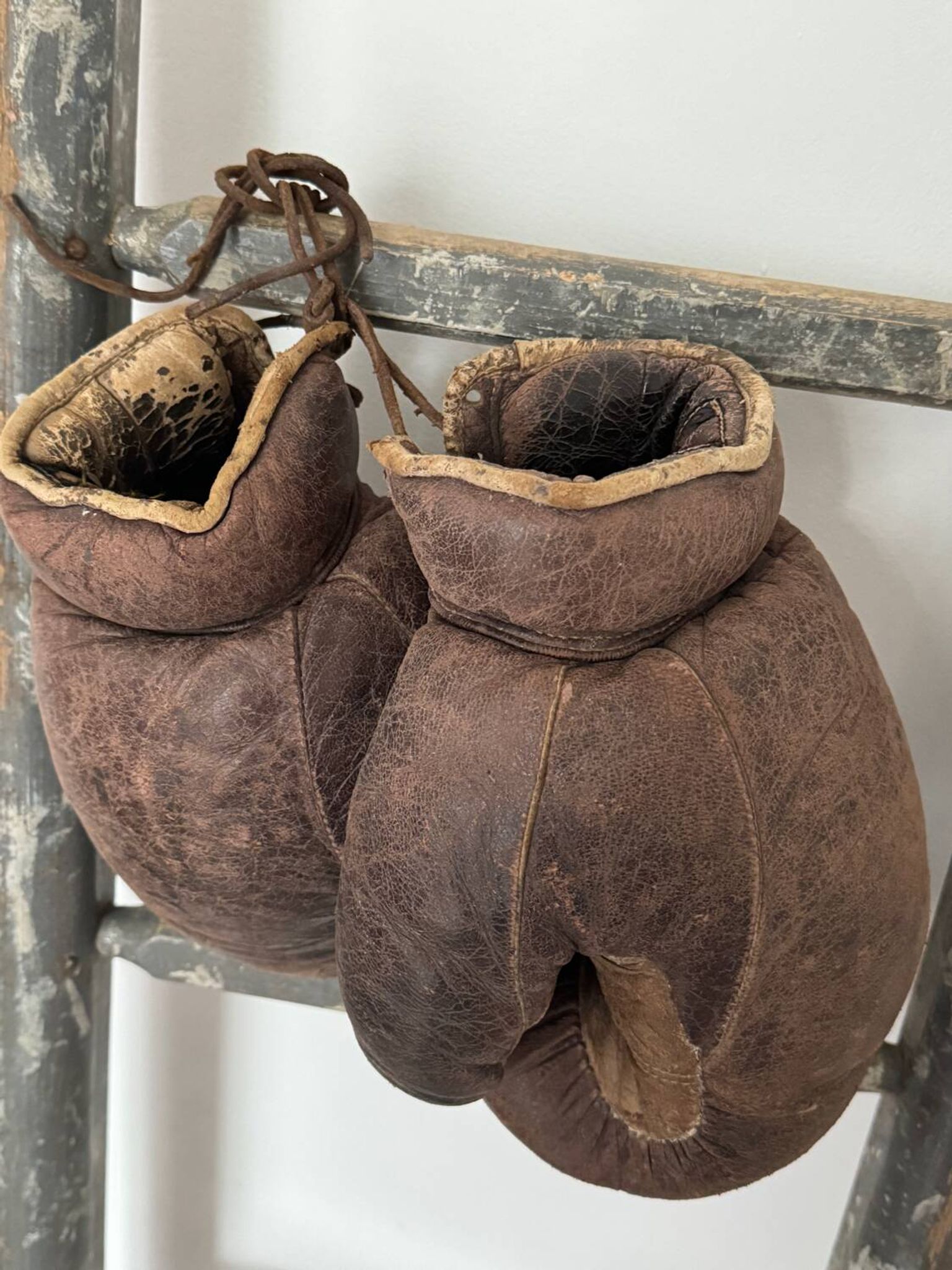 Ancienne paire de gants de boxe en cuir
