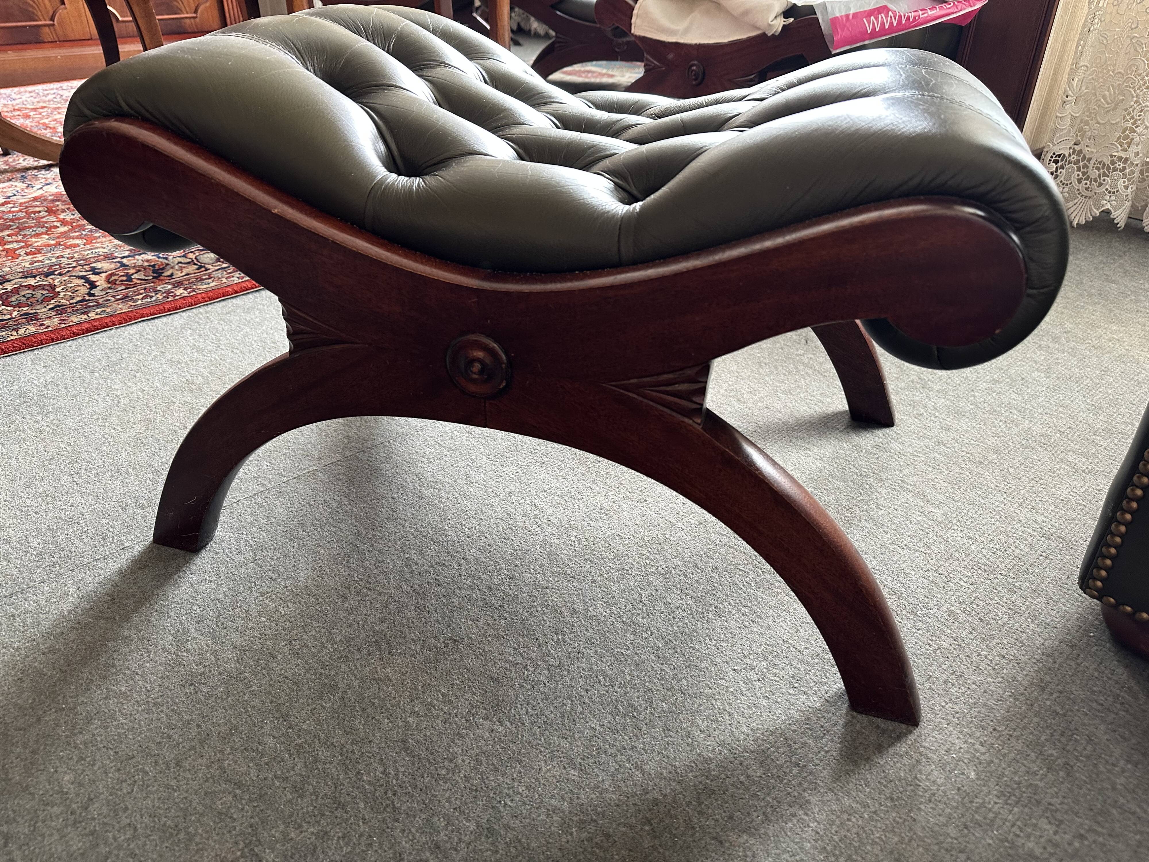 Fauteuil et repose pied - style chesterfield