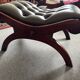 Fauteuil et repose pied - style chesterfield