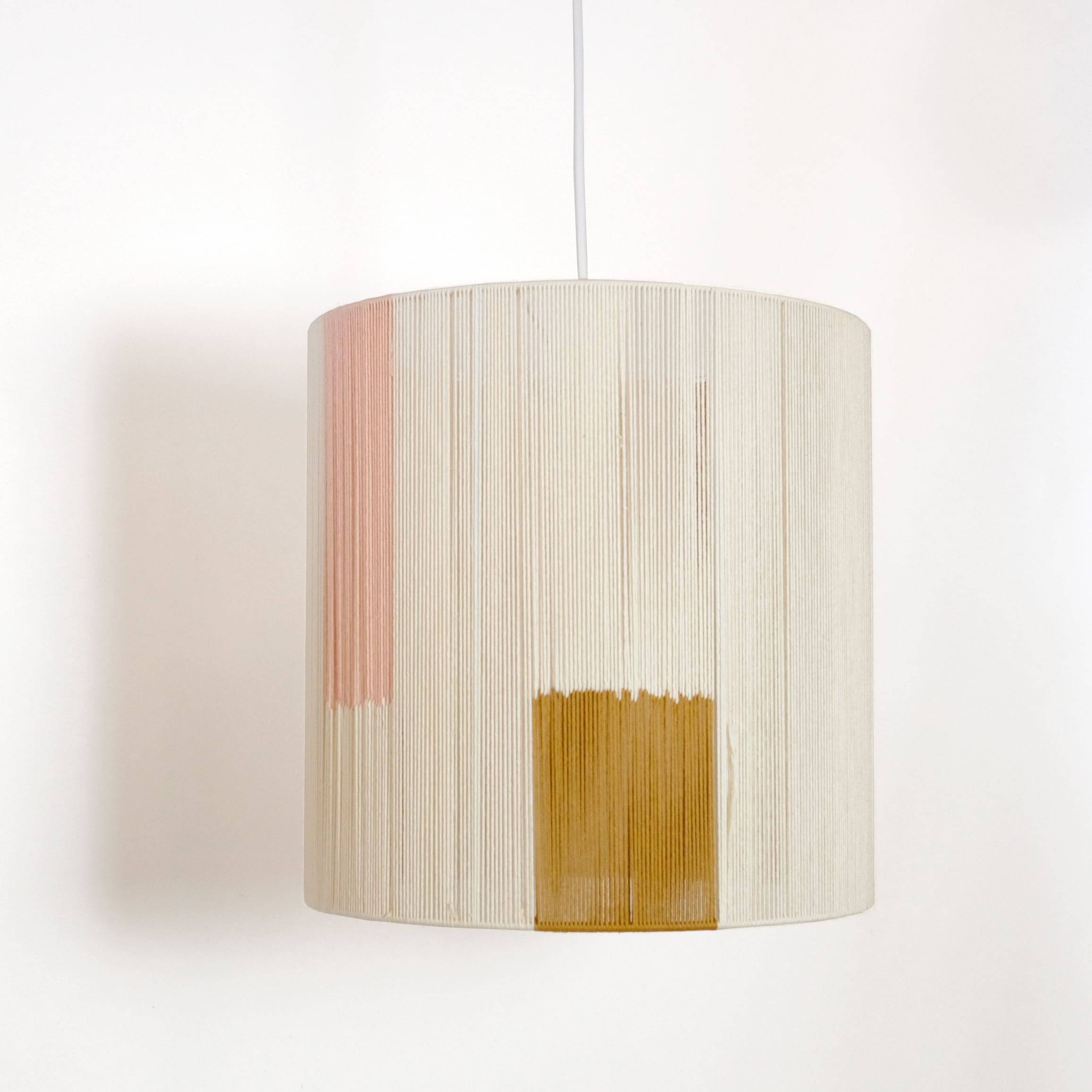Suspension en fil de coton ecru, rose et camel.