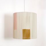 Suspension en fil de coton ecru, rose et camel.