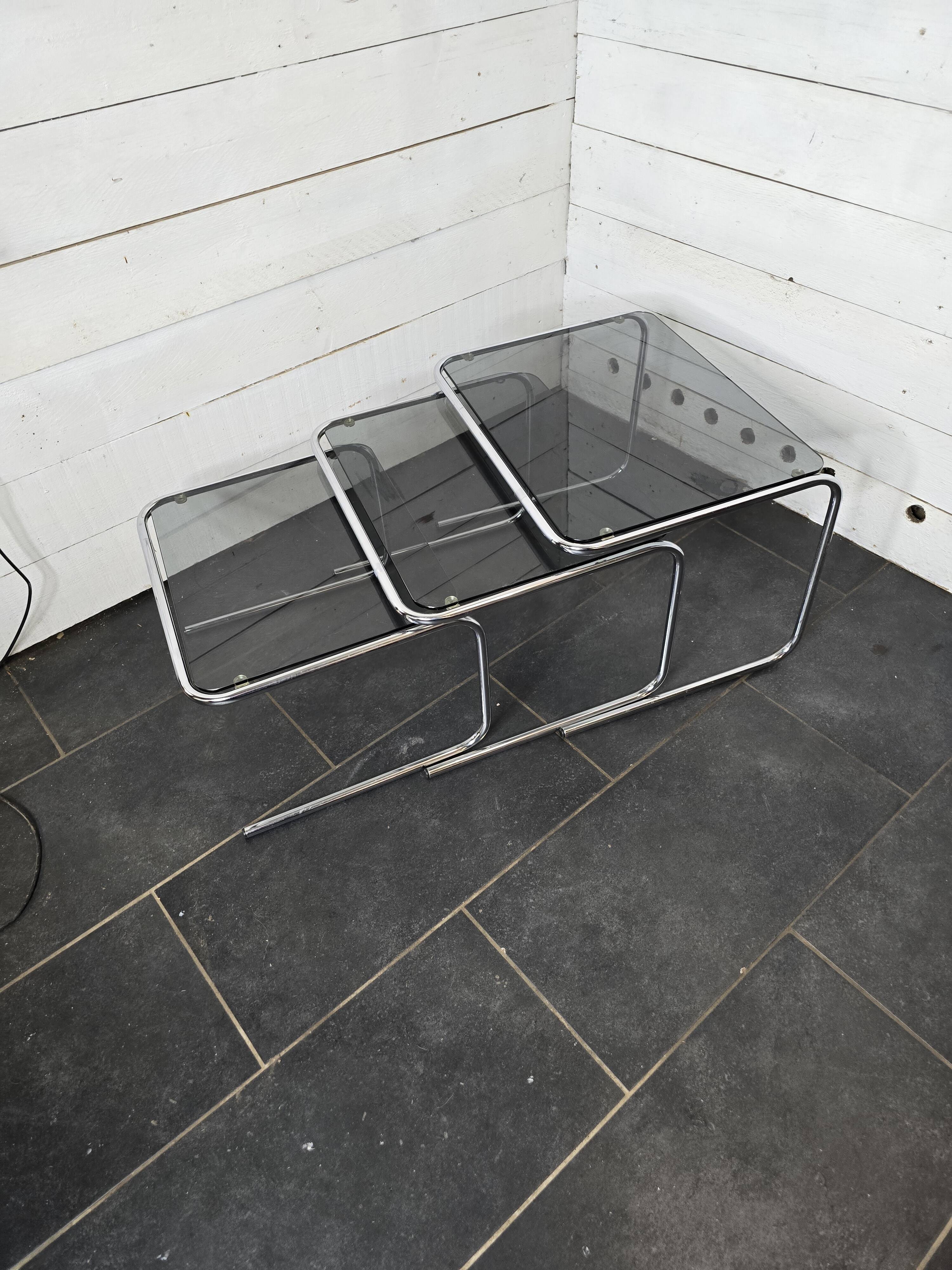 Table gigogne en métal chromé dessus verre fumé des années 70