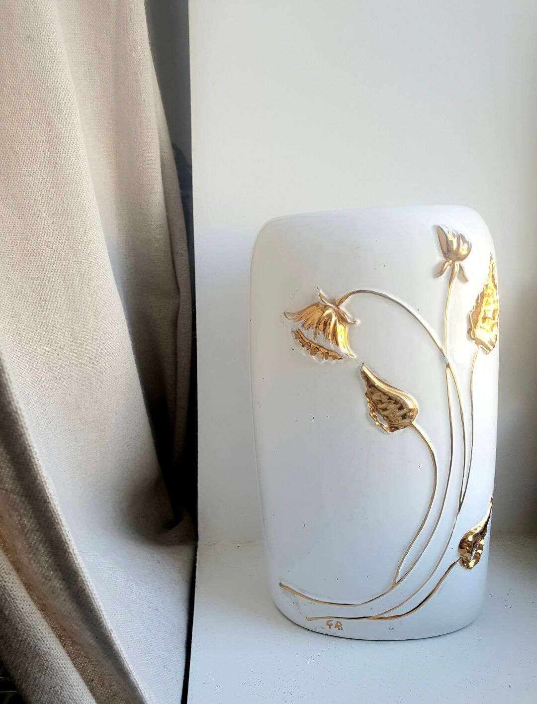 Italian vase signed white and gold