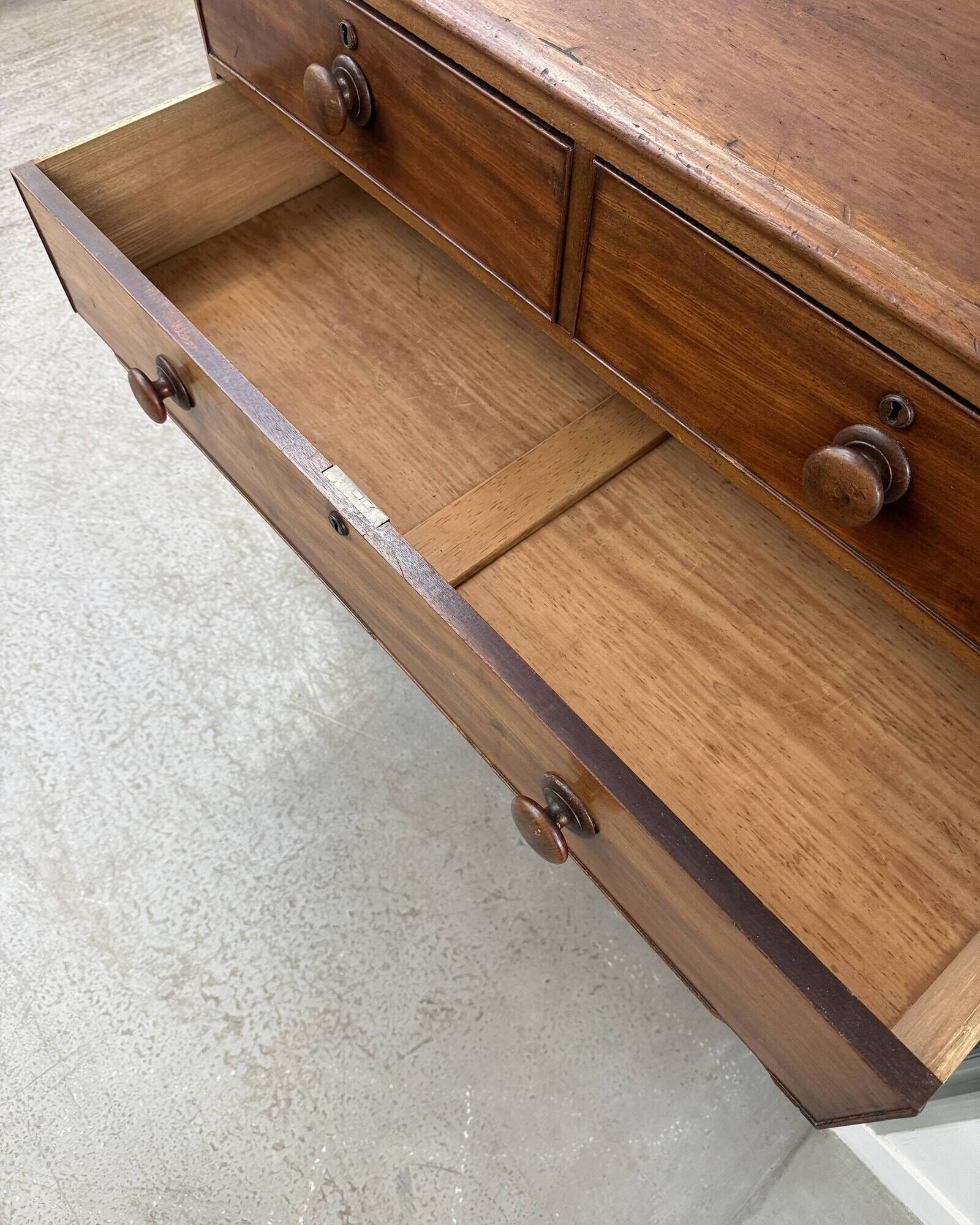 Large Victorian English mahogany chest of drawers (renovated)