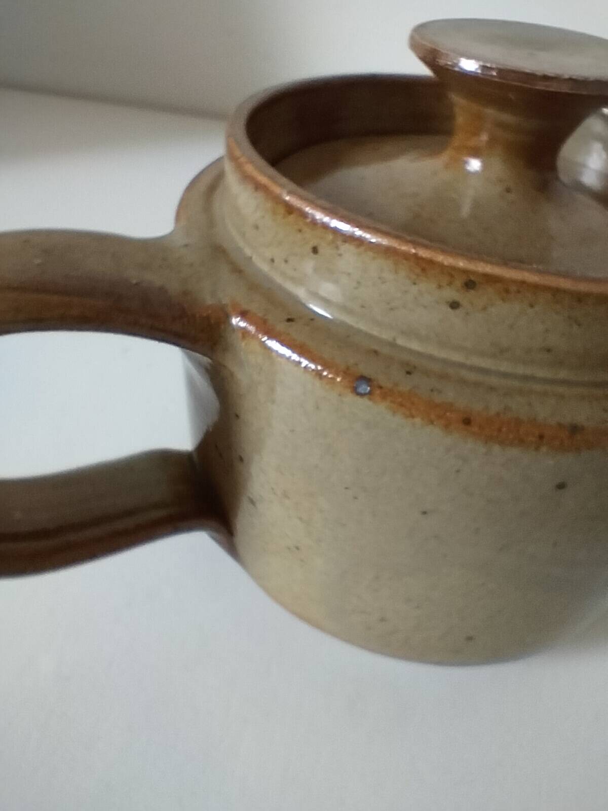 Théière artisanale en grès, style japonisant, esprit Puisaye, 1960-1970