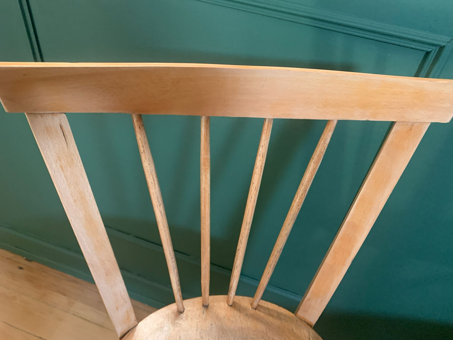 2 Scandinavian chairs inspired by Windsor.