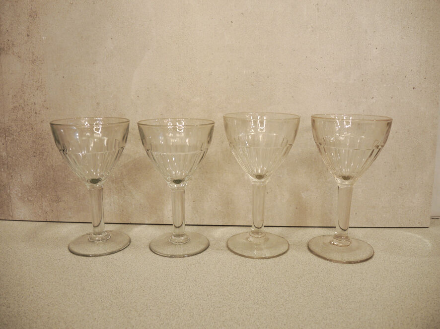 4 Transparent wine glasses