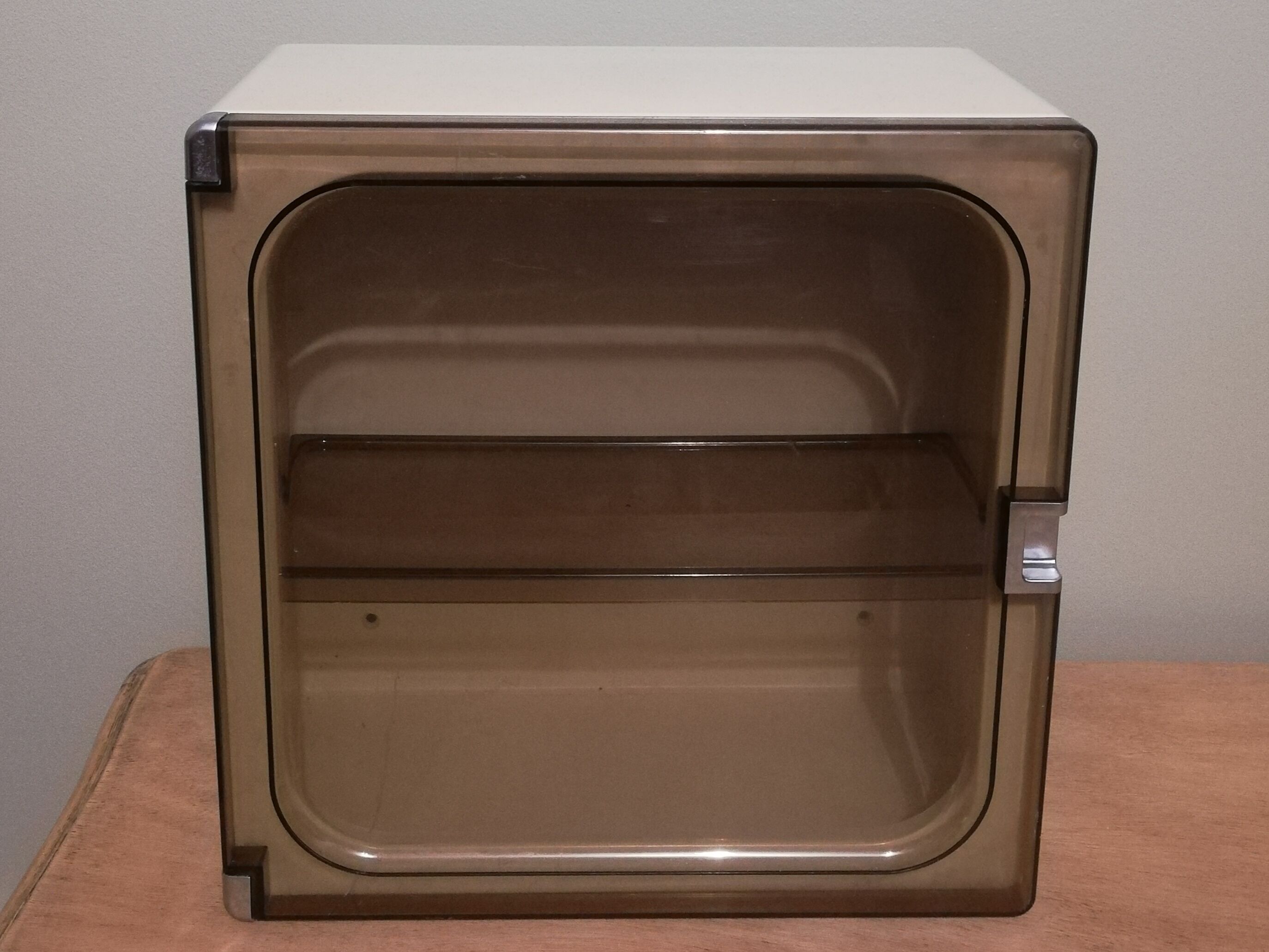 Vintage medicine cabinet in Bakelite and Plexiglas