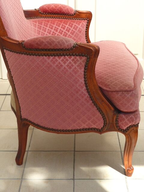 Vintage shepherdess armchair in pink velvet.