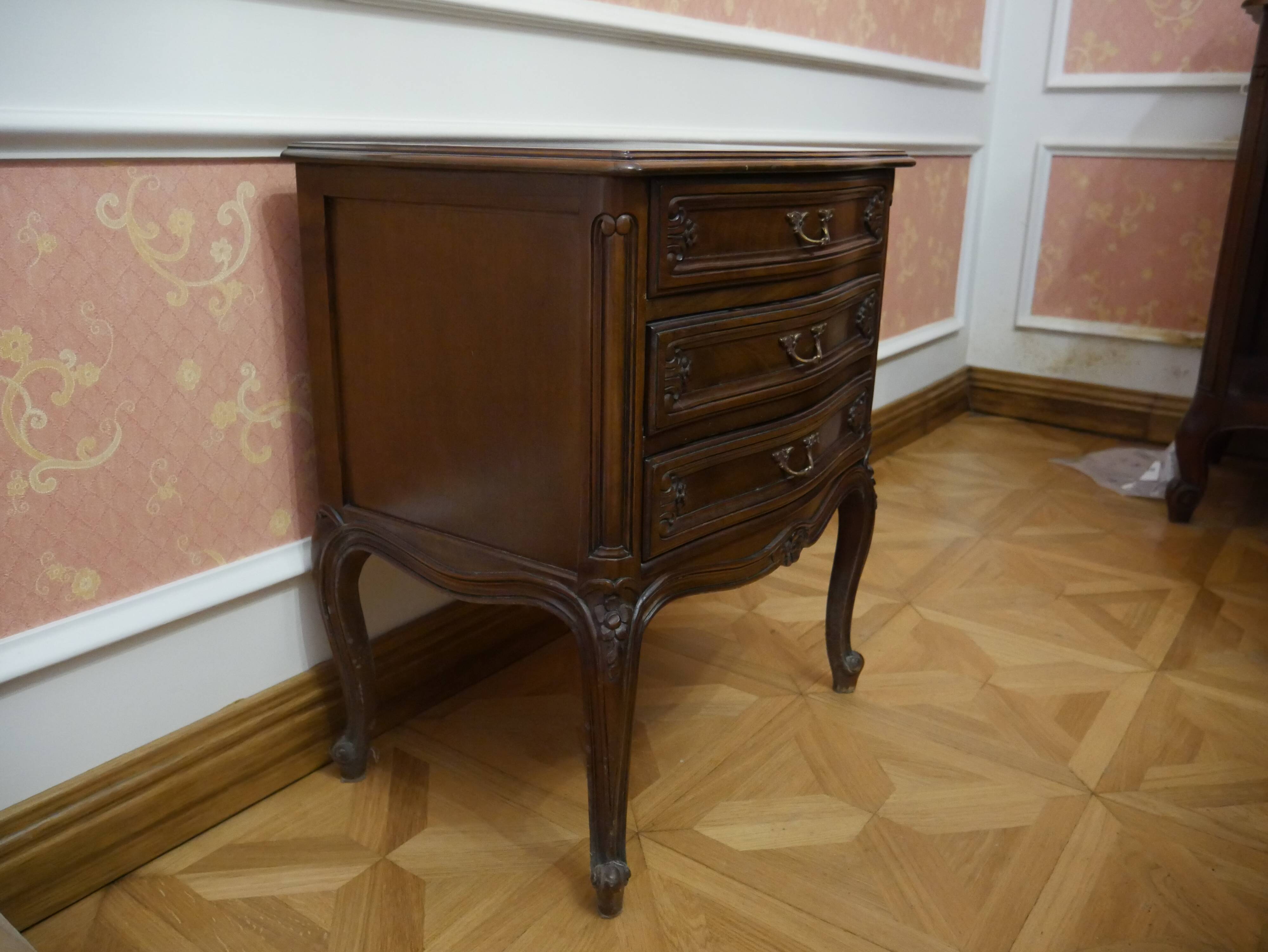 Small chest of drawers