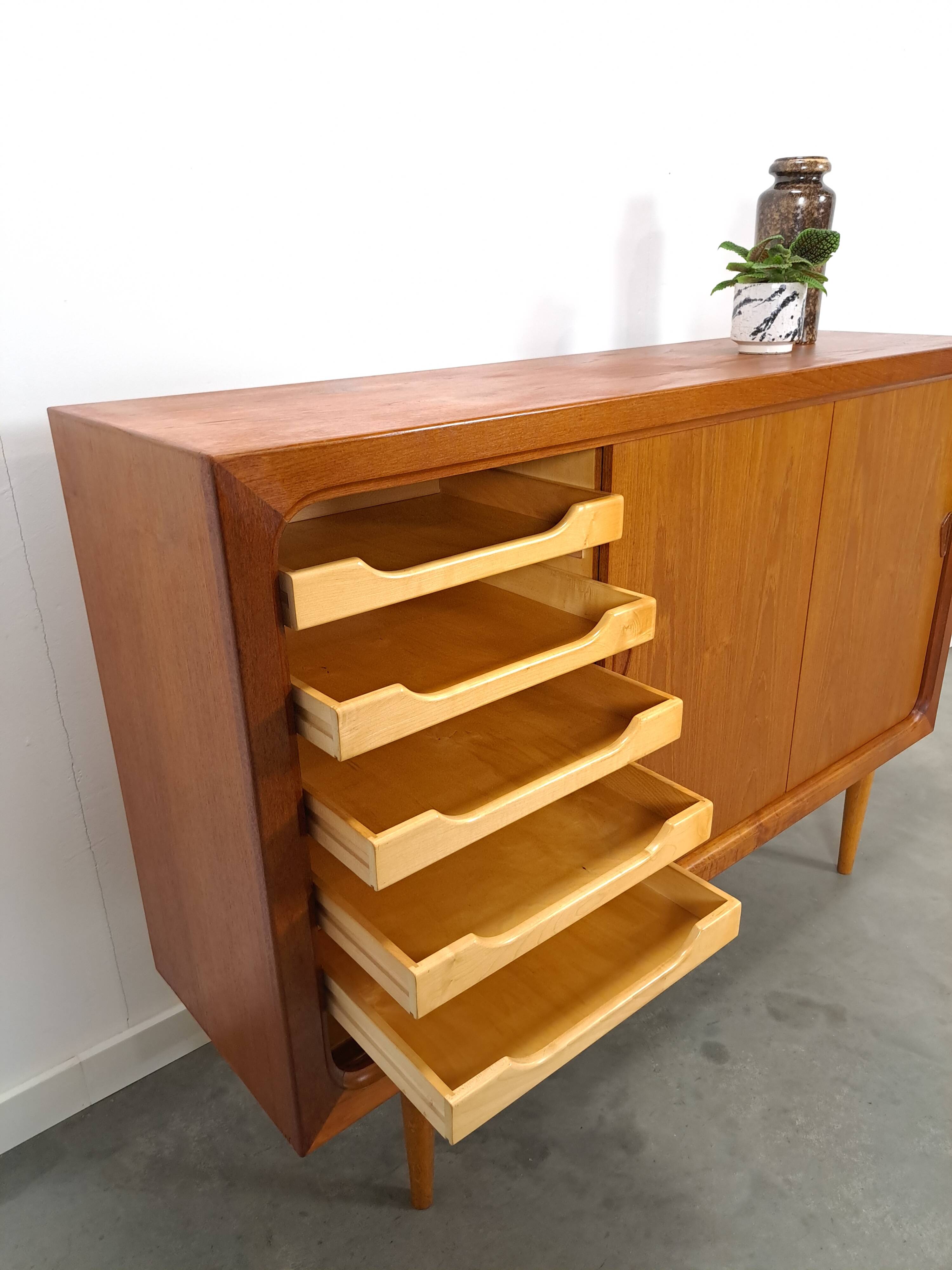Mid Century Deens teak hoog dressoir