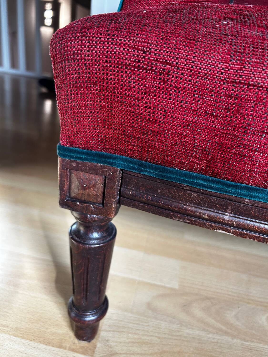 Fauteuil anglais rouge et son repose pied