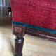 Fauteuil anglais rouge et son repose pied