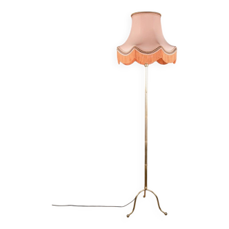 Lampadaire français en laiton et abat-jour à franges, milieu XXème s.