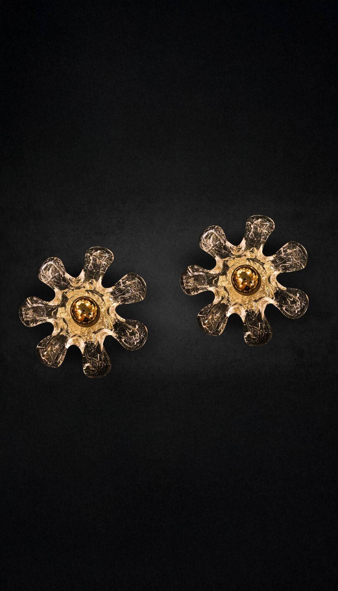 Pair of Italian wall sconces in Murano glass in the shape of a flower.