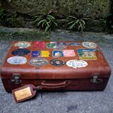 Ancienne valise en cuir avec ses étiquettes de voyage