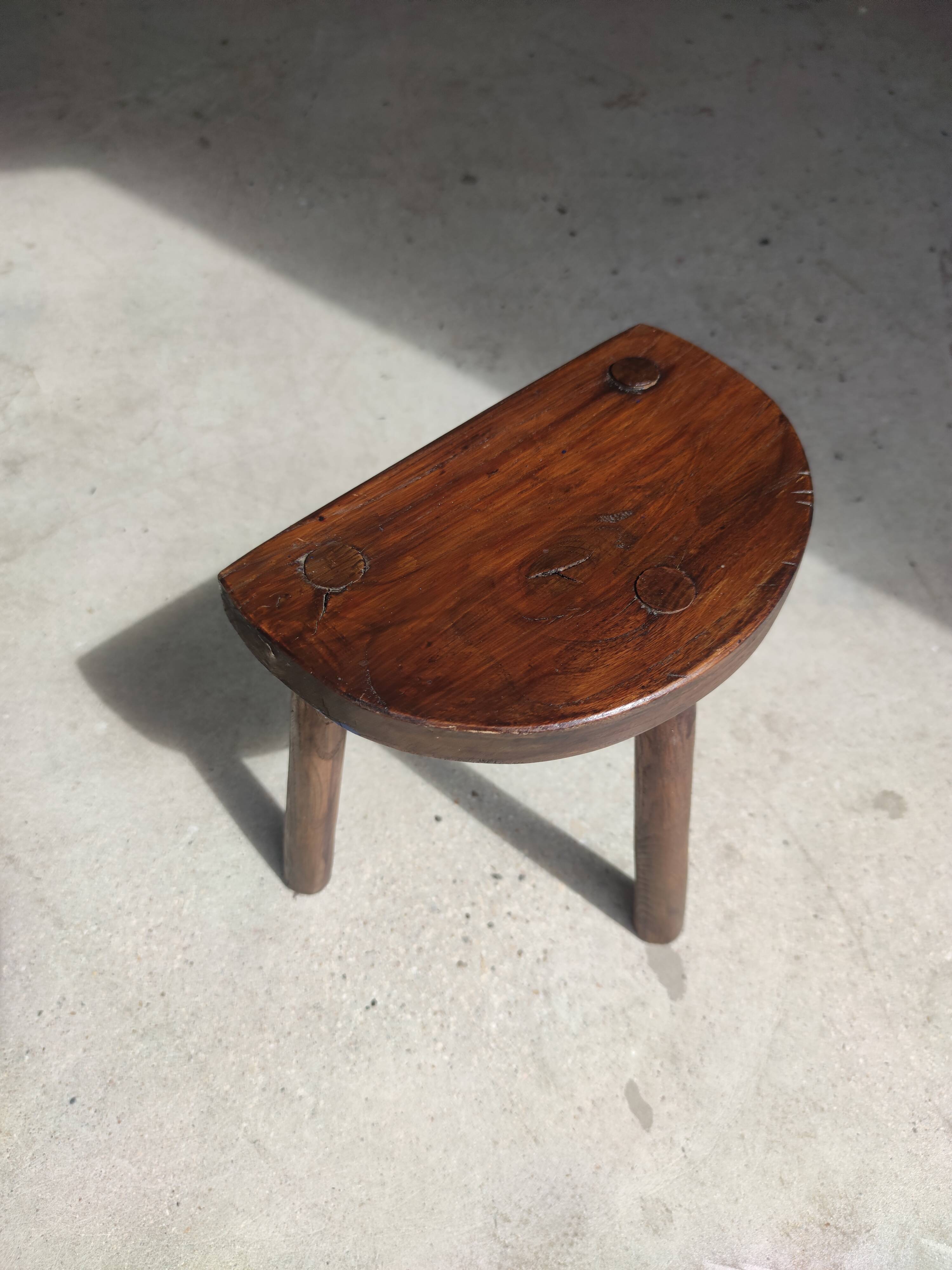 Stool in solid wood tripod seat half-moon