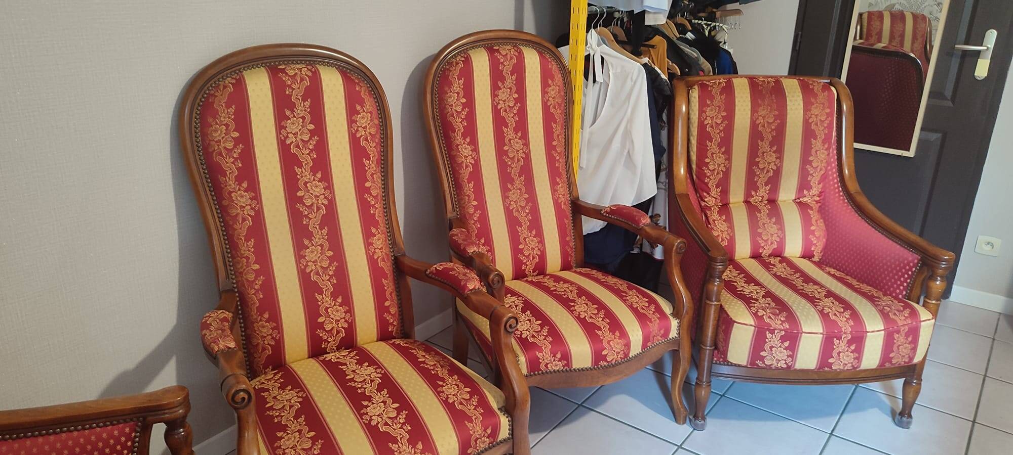 Lot de 5 fauteuils (2 voltaire et 3 fauteuils classiques bois massif)