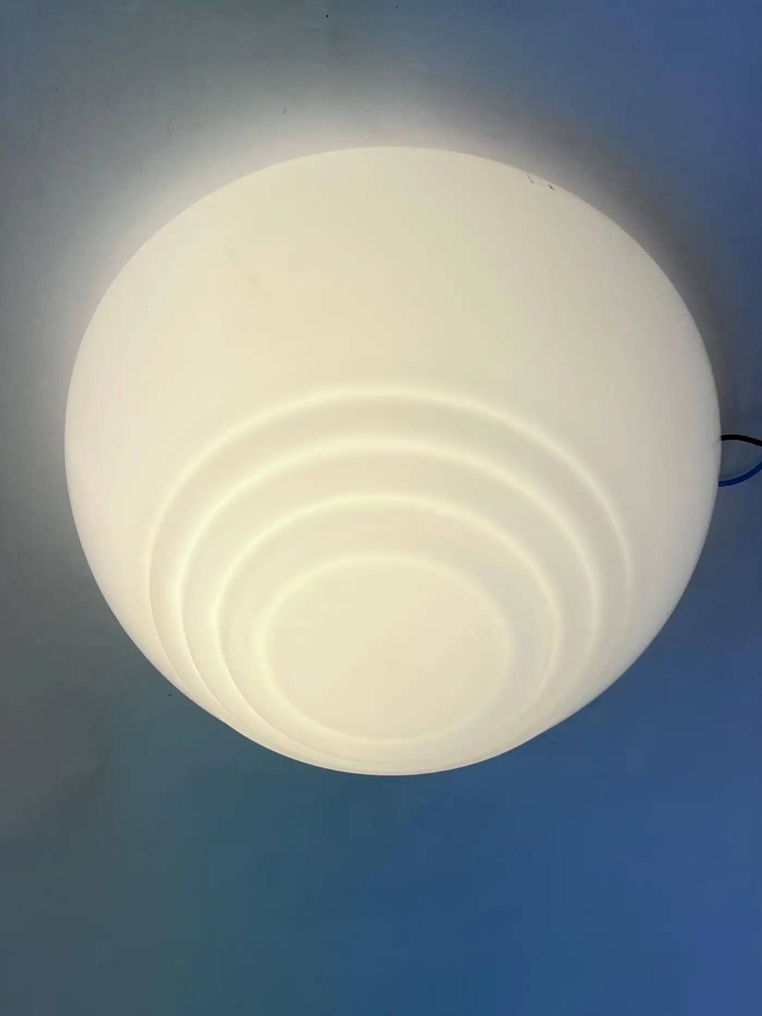 Applique ou plafonnier en verre opalin des années 50, Tchécoslovaquie