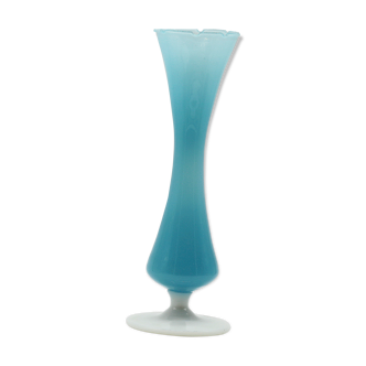 Vase en opaline bleu