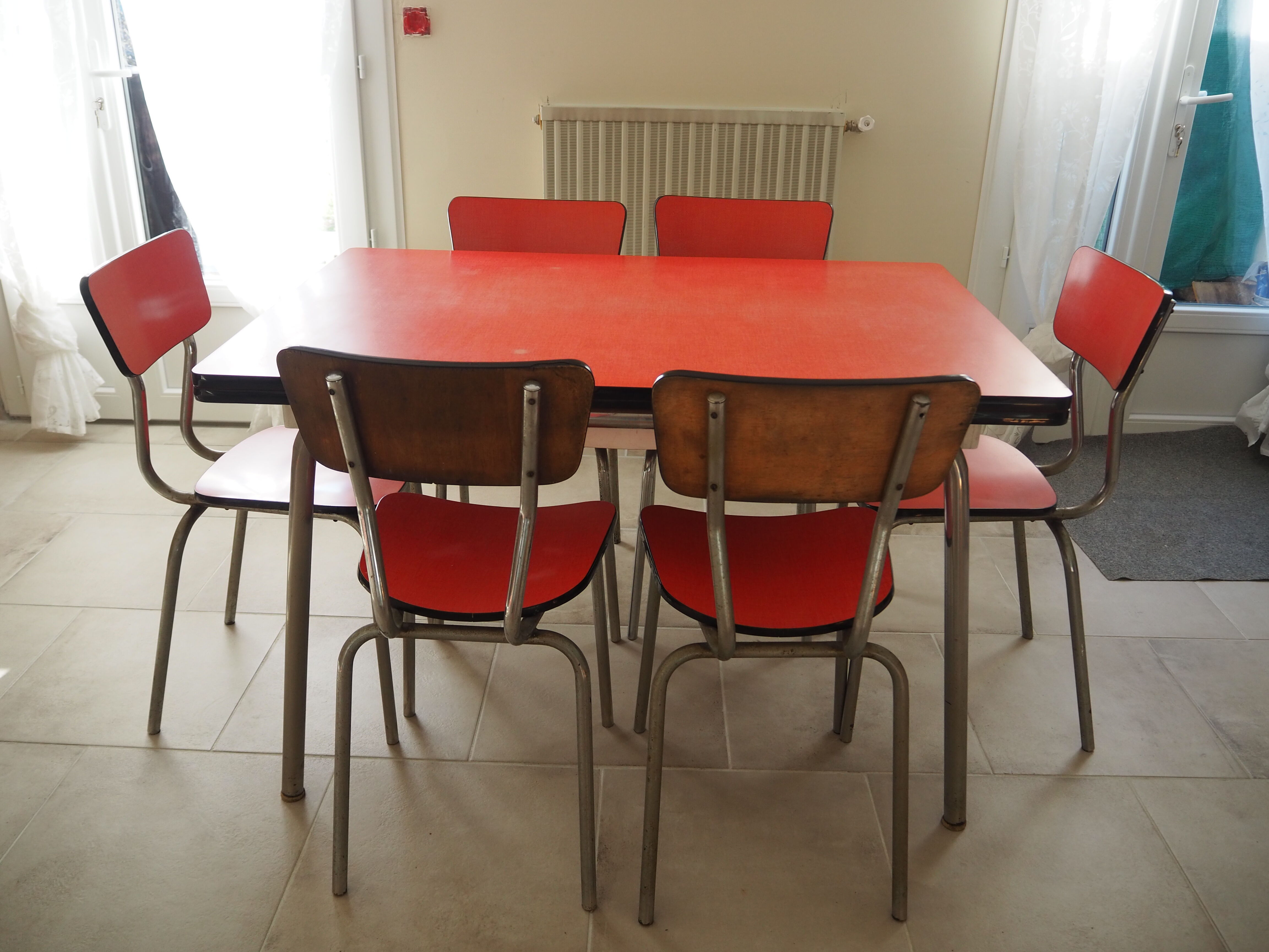 TABLE with two Italian EXTENSIONS and its 6 vintage CHAIRS of the 1970s in red color