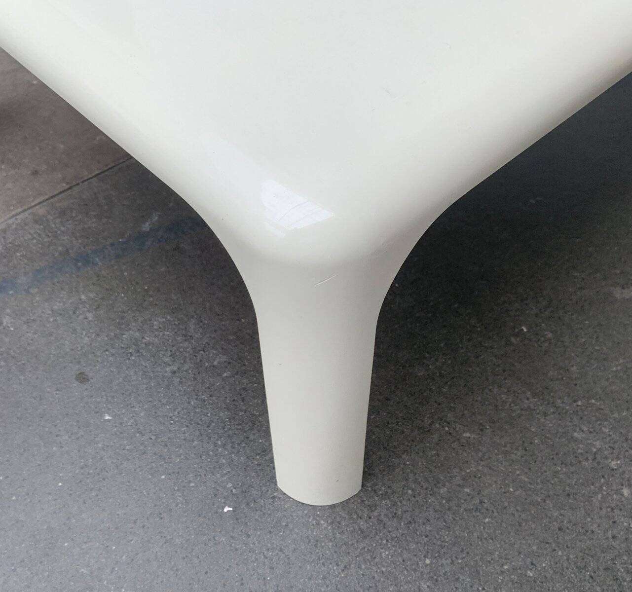 Demetrio lounge coffee table from the Italian space age of the mid-century by Vico Magistretti for Artemide.